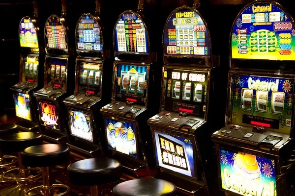Live dealer Sic Bo Dadu cage with three dice visible on camera during game reveal